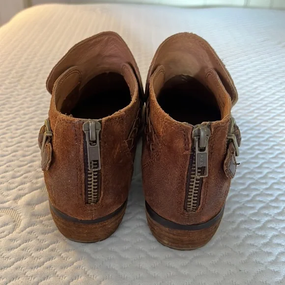 Brown ankle high shoes - Picture 2 of 4